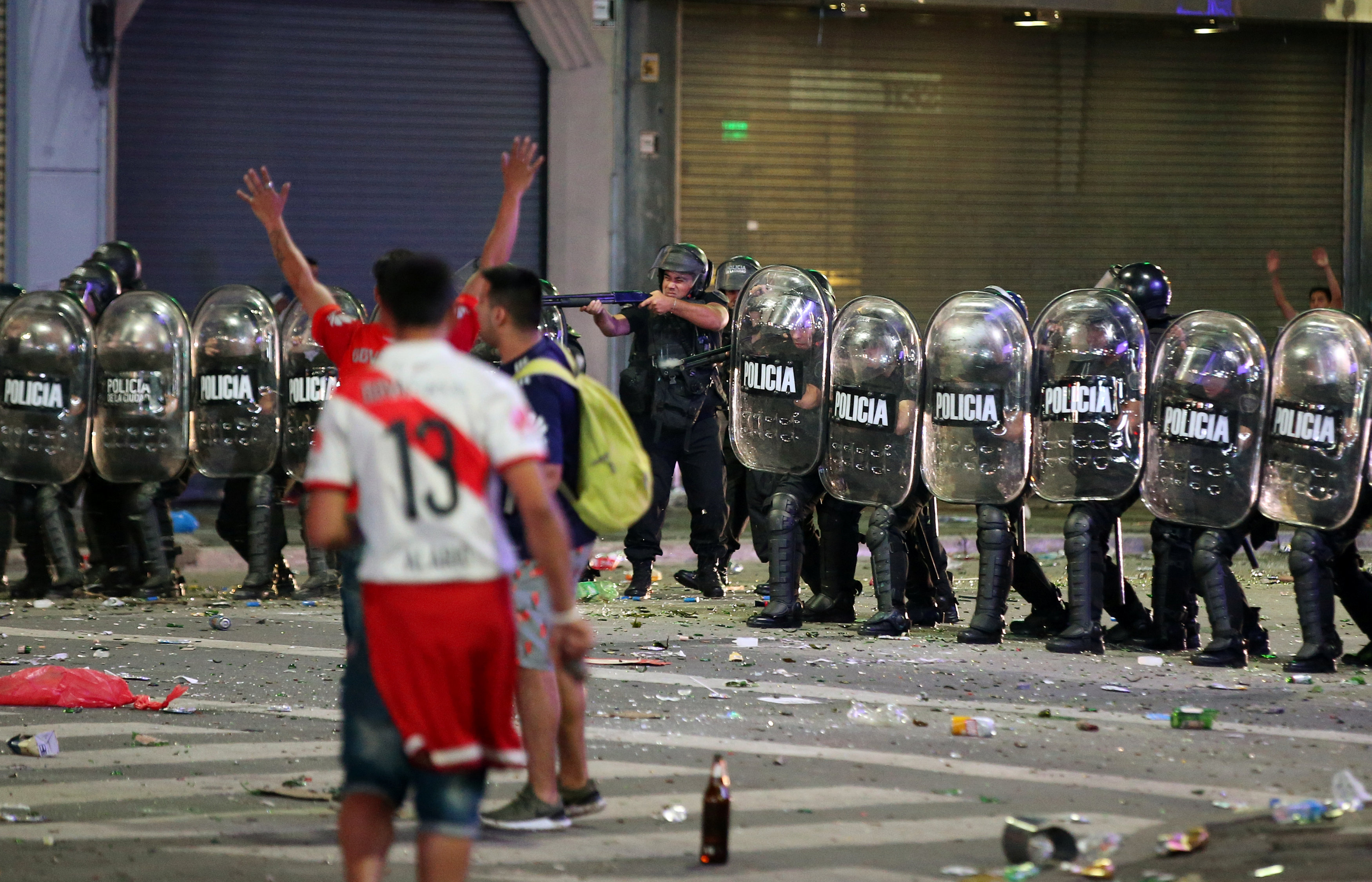 مشجعو فريق ريفر بليت يشتبكون مع الشرطة فى شوارع الأرجنتين (10)