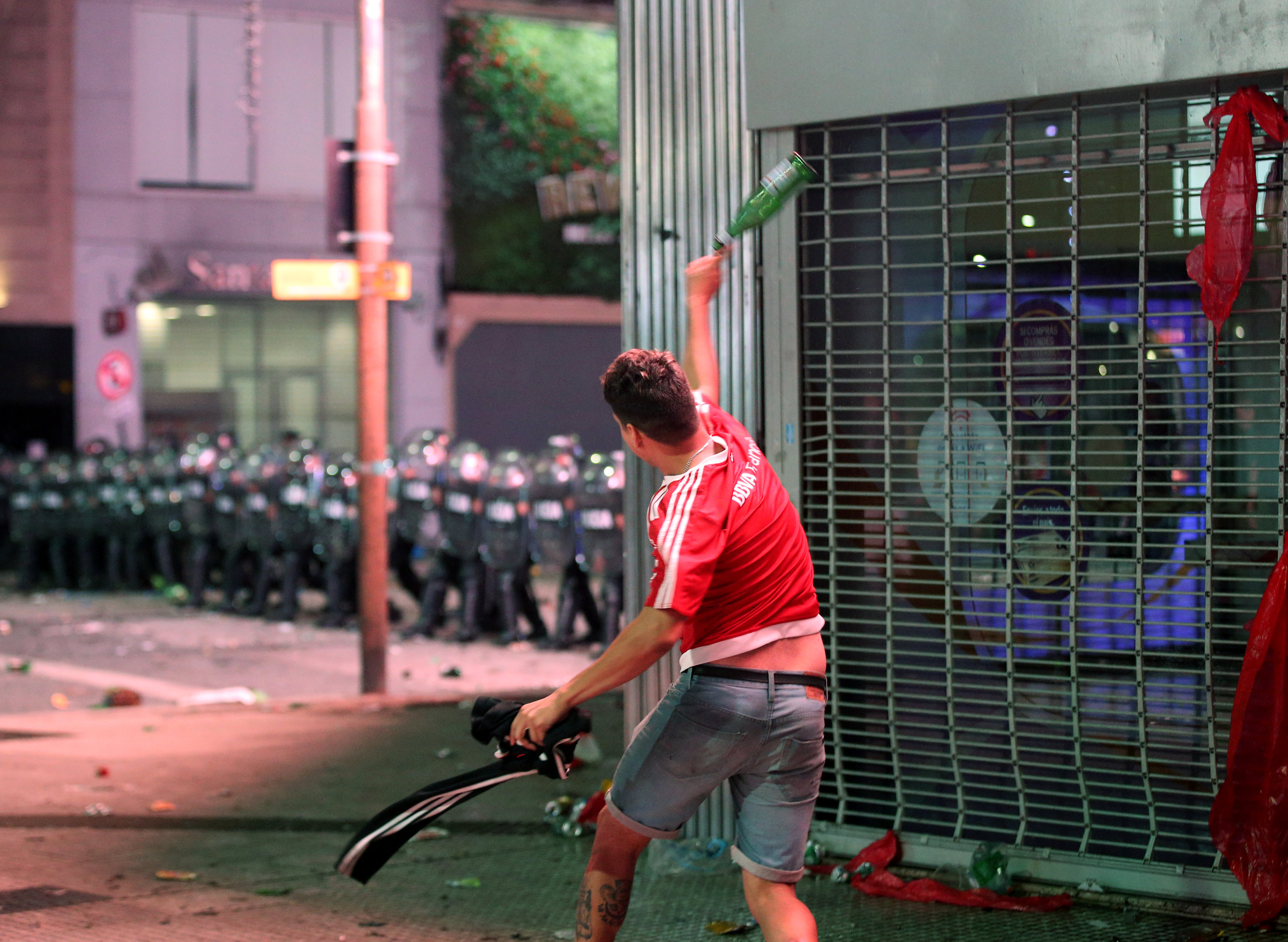 مشجعو فريق ريفر بليت يشتبكون مع الشرطة فى شوارع الأرجنتين (5)