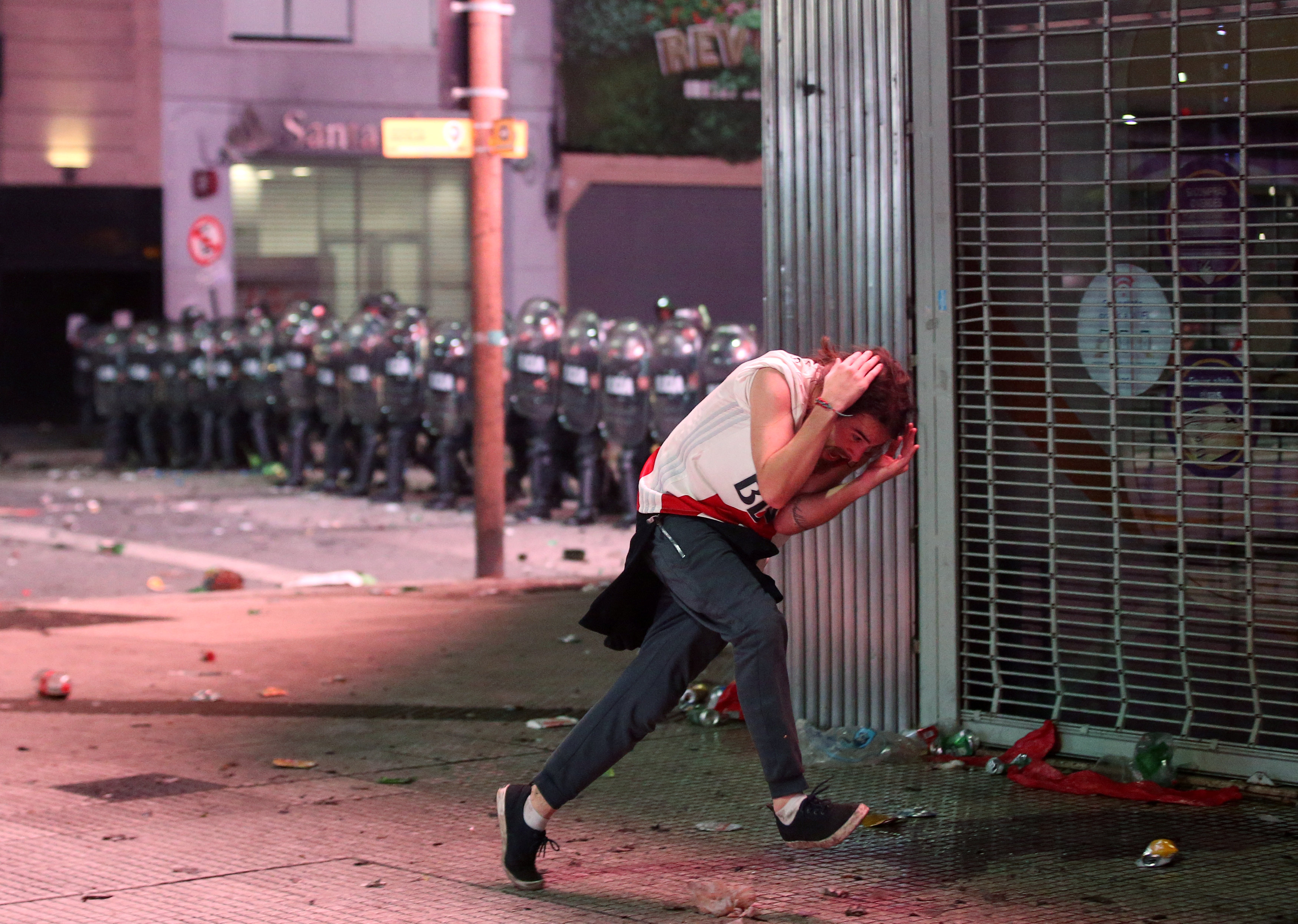 مشجعو فريق ريفر بليت يشتبكون مع الشرطة فى شوارع الأرجنتين (4)
