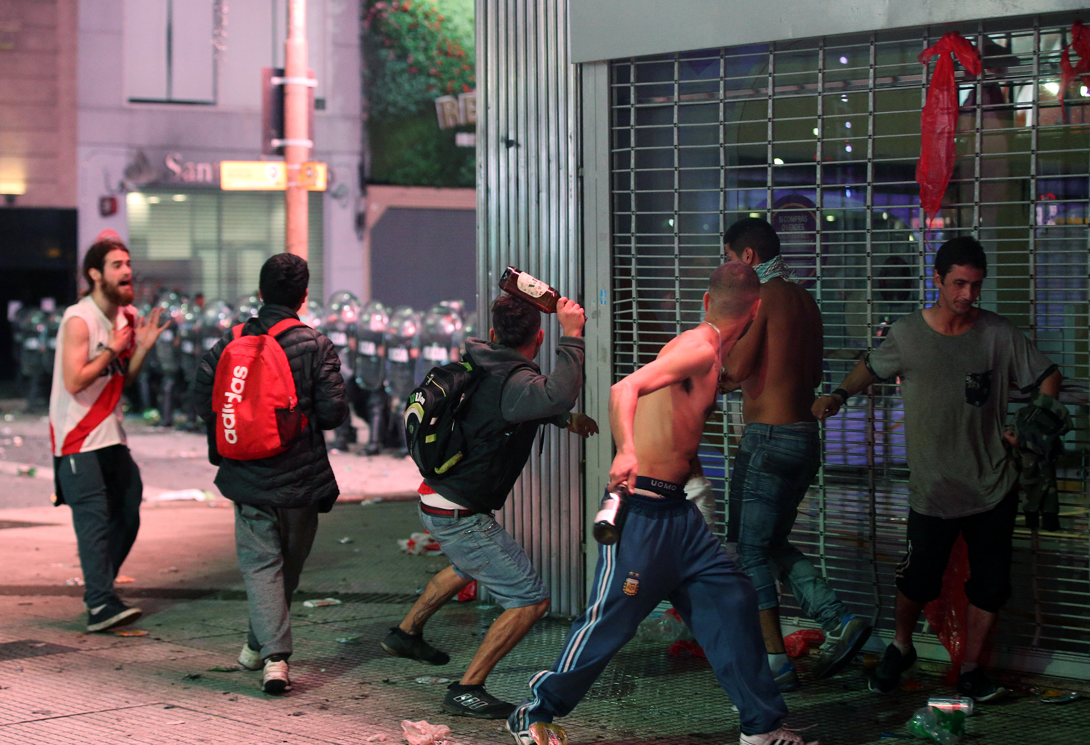 مشجعو فريق ريفر بليت يشتبكون مع الشرطة فى شوارع الأرجنتين (6)