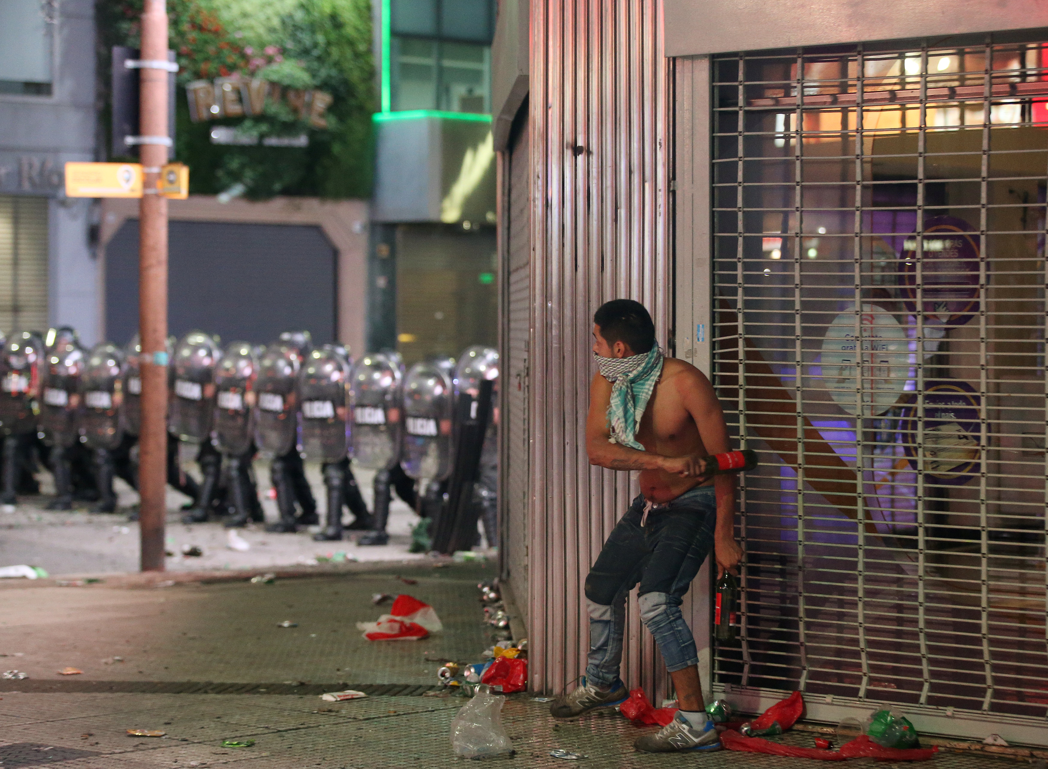 مشجعو فريق ريفر بليت يشتبكون مع الشرطة فى شوارع الأرجنتين (7)