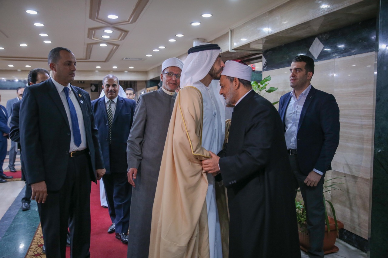  وزير خارجية الامارات يقبل رأس الإمام الأكبر بمشيخة الأزهر 