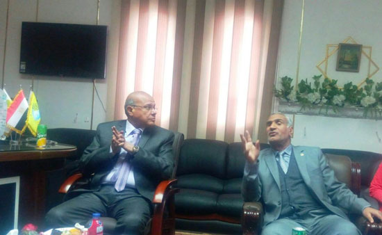 رئيسا شركتى القاهرة والجيزة لمياه الشرب يكرمان رئيس هيئة الأرصاد الجوية (5)