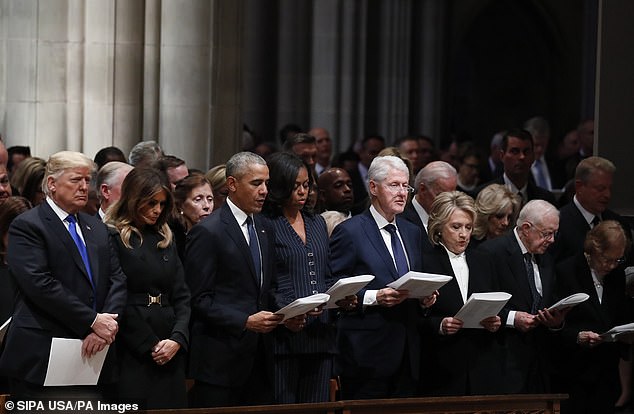ترامب وزوجته يصمتان أثناء ترديد الصلوات خلال جنازة بوش