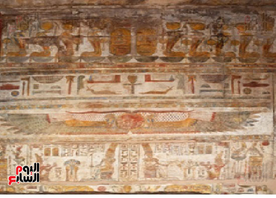 جزء من الجدران أعلى مدخل صالة الزورق المقدس بمعبد الأقصر بعد التنظيف الكيميائى