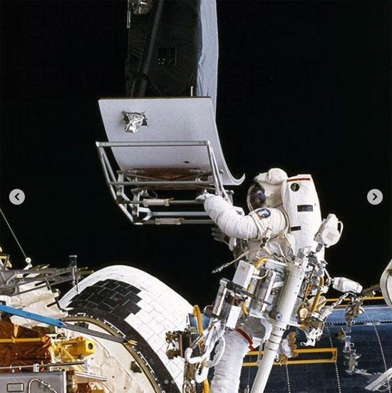 صور لمهمات إصلاح تلسكوب هابل فى الفضاء (7)