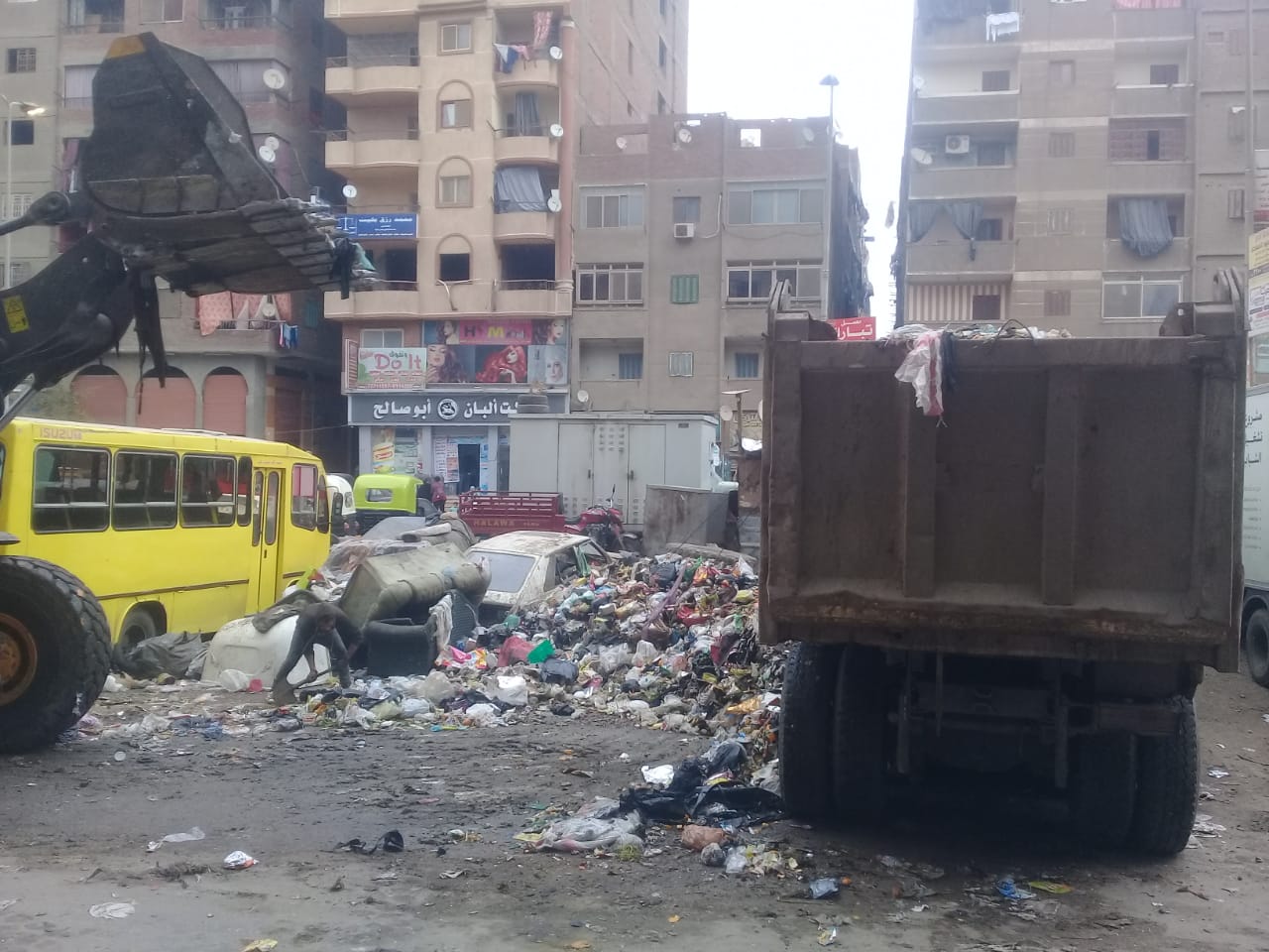رفع القمامة من شارع عرابى بشبرا الخيمة (18)