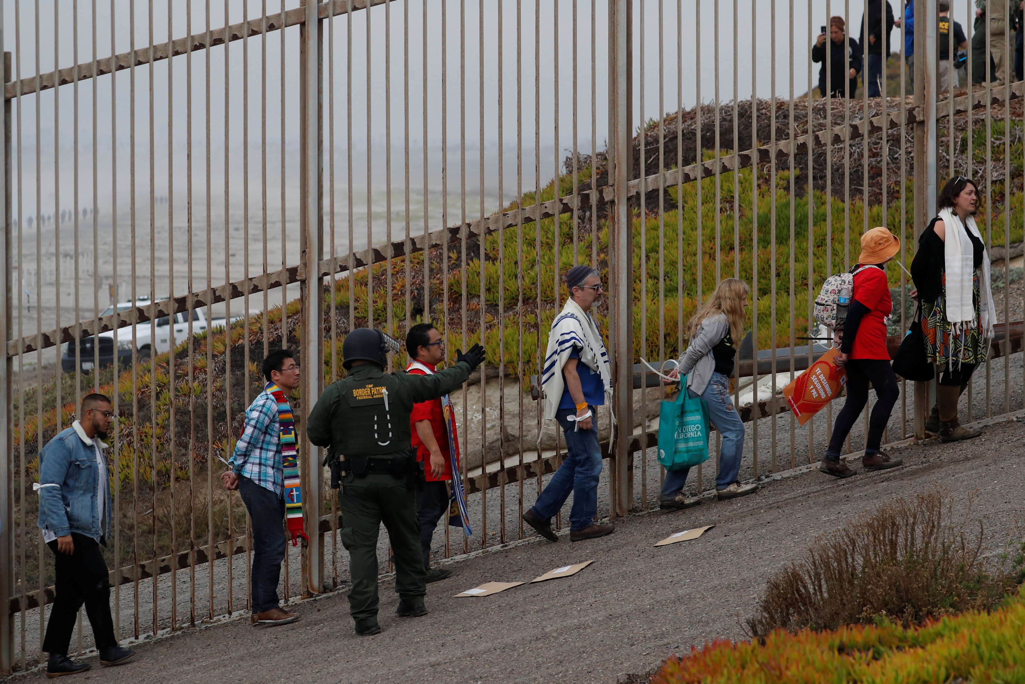 اعتقال مهاجرين على الجانب الأمريكى من الحدود مع المكسيك  (10)