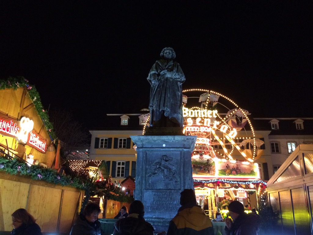 سوق عيد الميلاد في مدينة بون ويتوسطه تمثال الملحن الشهير بتهوفن في ألمانيا- سمر سمير - الي،م السابع سوق عيد الميلاد في مدينة بون ويتوسطه تمثال الملحن الشهير بتهوفن في ألمانيا- سمر سمير - الي،م السابع