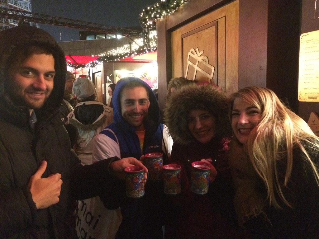 مجموعة من الأصدقاد يحتسون النبيذ الساخن في سوق عيد الميلاد بمدينةكولونيا بألمانيا- الي،م السابع- سمر سمير مجموعة من الأصدقاد يحتسون النبيذ الساخن في سوق عيد الميلاد بمدينةكولونيا بألمانيا- الي،م السابع- سمر سمير