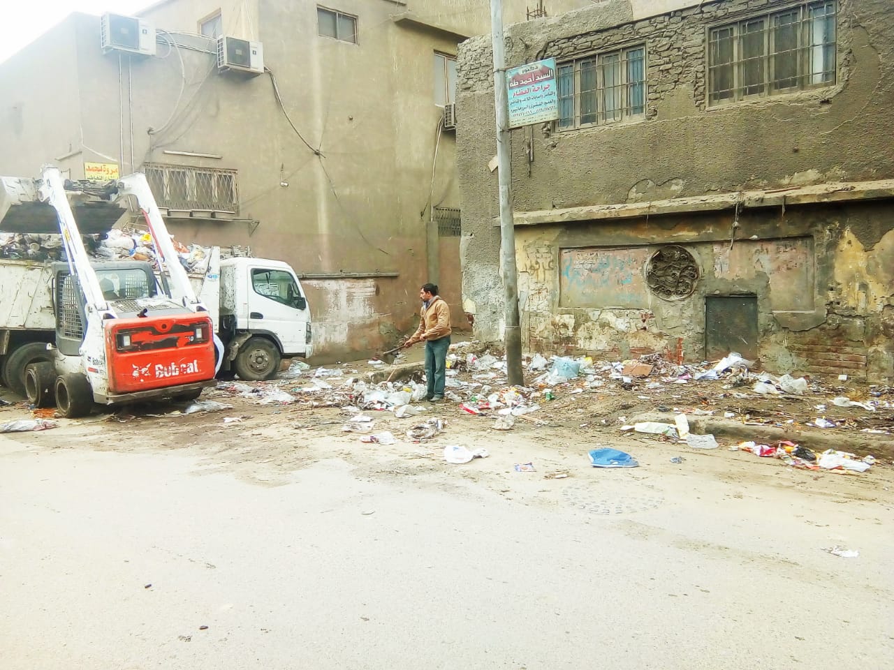 رفع القمامة من شارع عرابى بشبرا الخيمة (6)