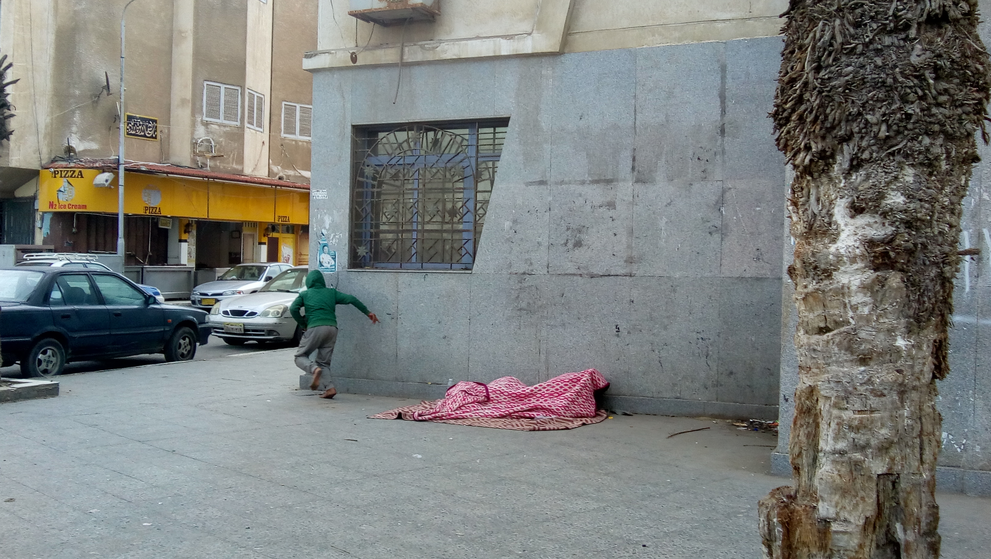 حوائط المجلس الشعبى ببورسعيد مأوى للمتسولين