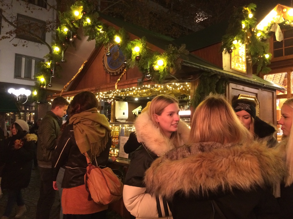 سوق عيد المياد في مدينة بون بألمانيا سوق عيد المياد في مدينة بون بألمانيا