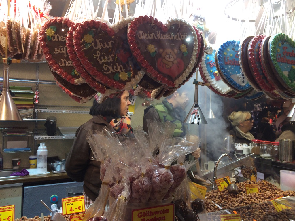 حلويات سوق عيد الميلاد في مدينة بون غرب ألمانيا- سمر سمير- اليوم السابع حلويات سوق عيد الميلاد في مدينة بون غرب ألمانيا- سمر سمير- اليوم السابع