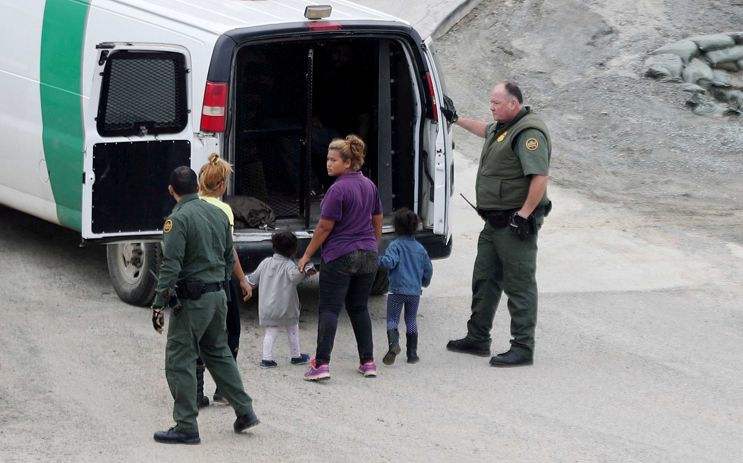 اعتقال مهاجرين على الجانب الأمريكى من الحدود مع المكسيك  (1)