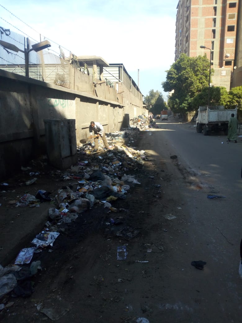 رفع القمامة من شارع عرابى بشبرا الخيمة (2)