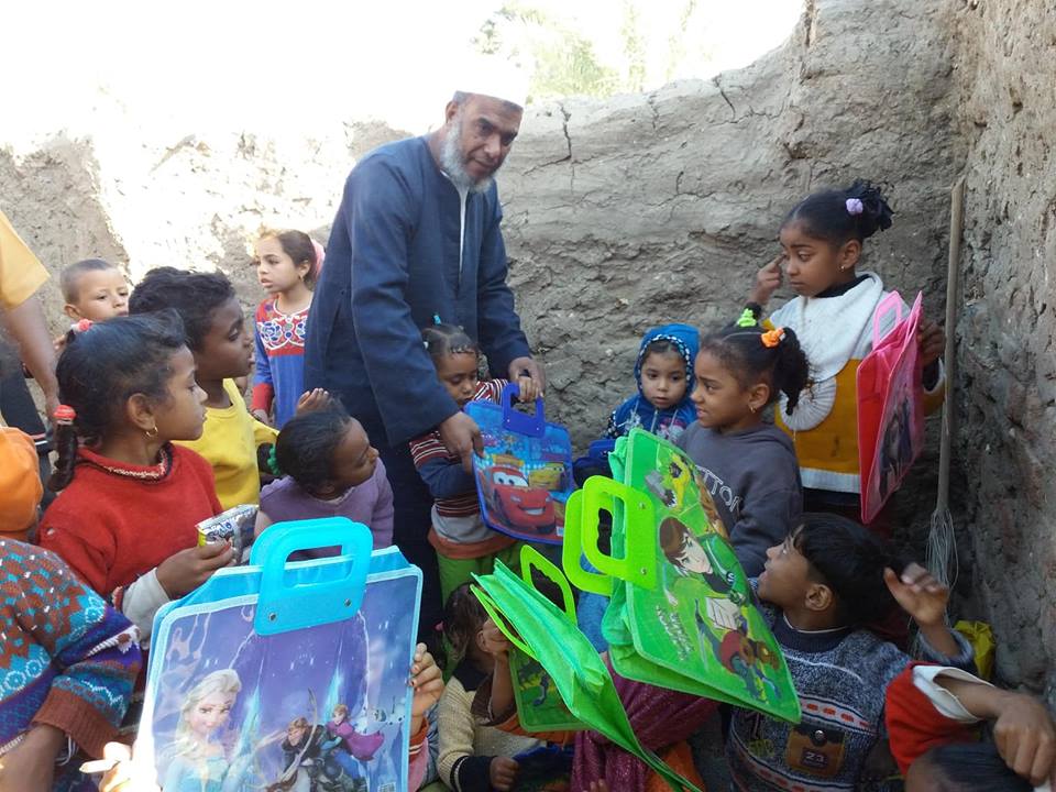 أهل الخير يتبرعون بمصاحف جديدة وحقائب مدرسية لأطفال كٌتاب الشيخ بدوي  (2)