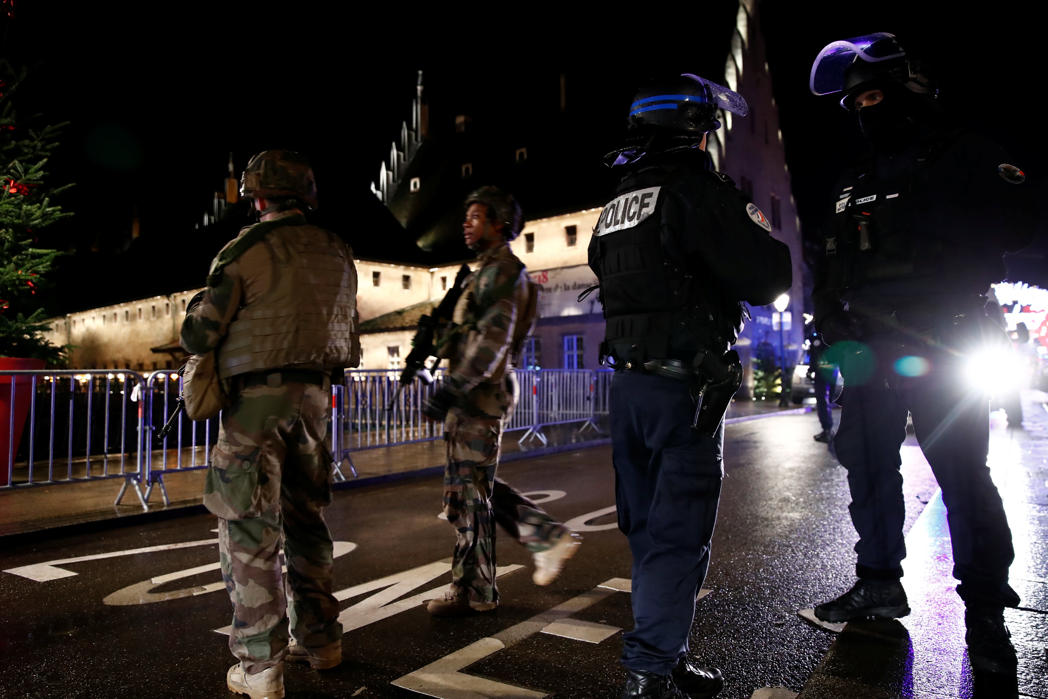 قوات الأمن الفرنسية تكثف وجودها فى مسرح الحادث
