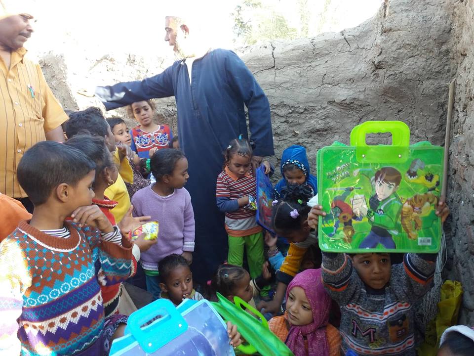 أهل الخير يتبرعون بمصاحف جديدة وحقائب مدرسية لأطفال كٌتاب الشيخ بدوي  (4)