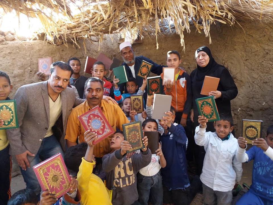 أهل الخير يتبرعون بمصاحف جديدة وحقائب مدرسية لأطفال كٌتاب الشيخ بدوي  (3)