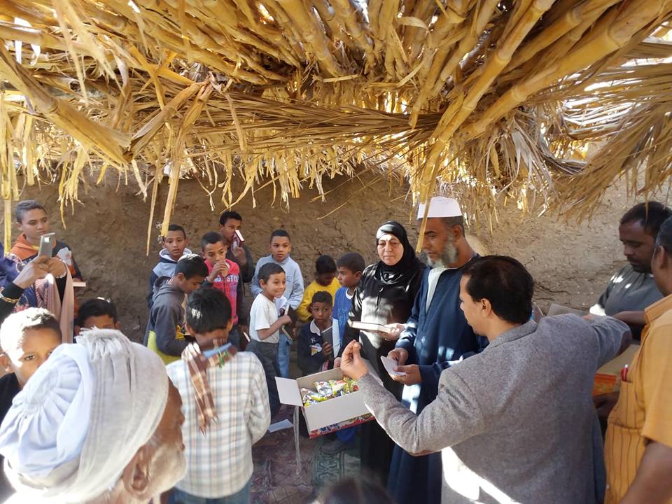 أهل الخير يتبرعون بمصاحف جديدة وحقائب مدرسية لأطفال كٌتاب الشيخ بدوي  (5)