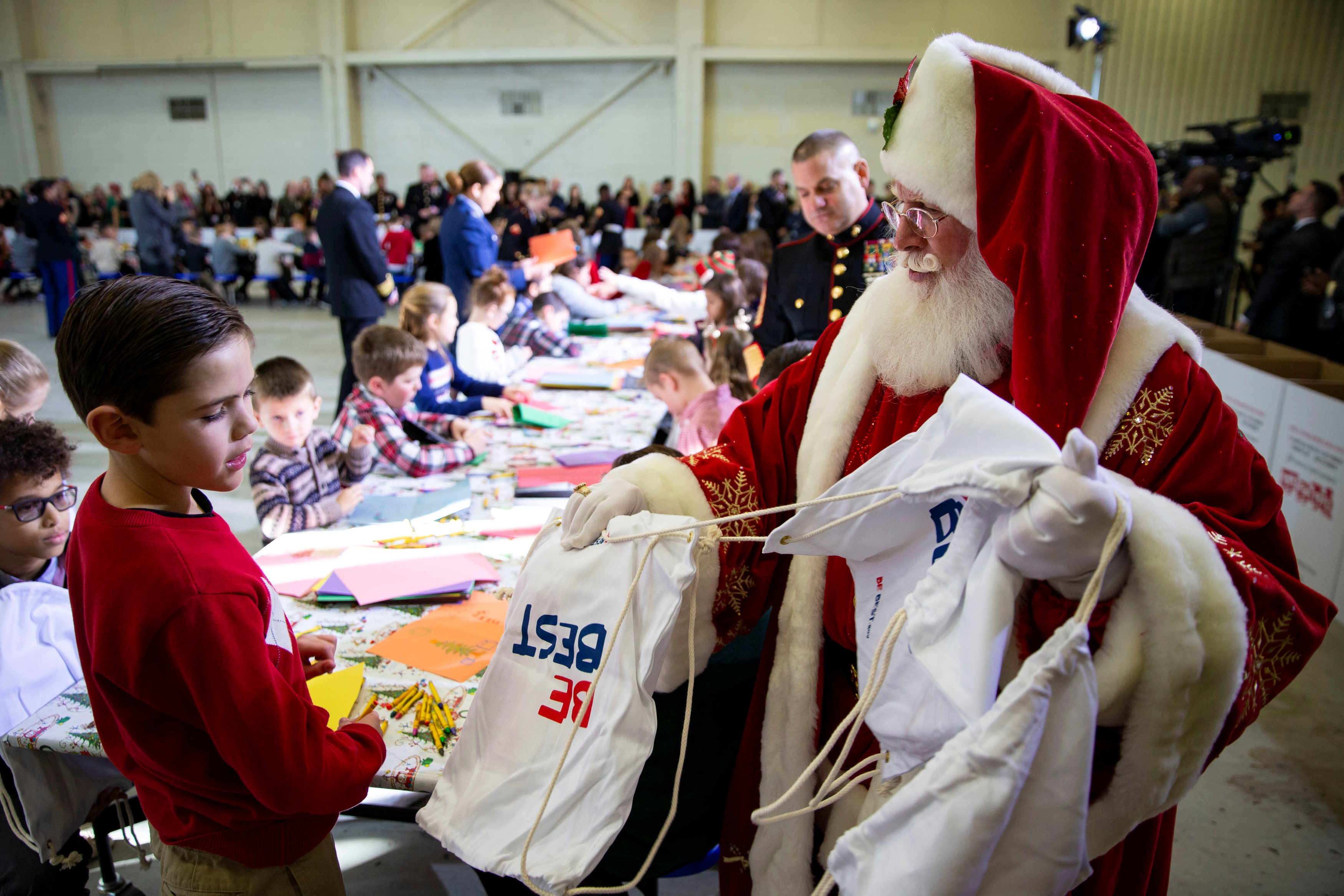 بابا نويل يقدم هدايا للأطفال