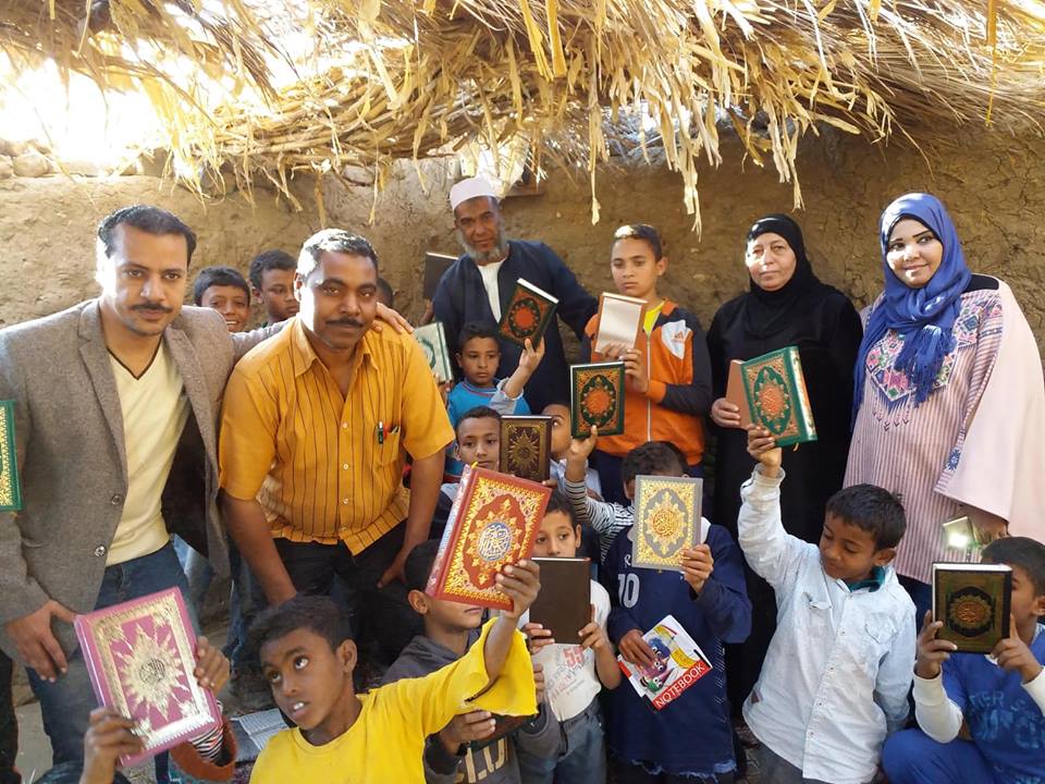 أهل الخير يتبرعون بمصاحف جديدة وحقائب مدرسية لأطفال كٌتاب الشيخ بدوي  (1)