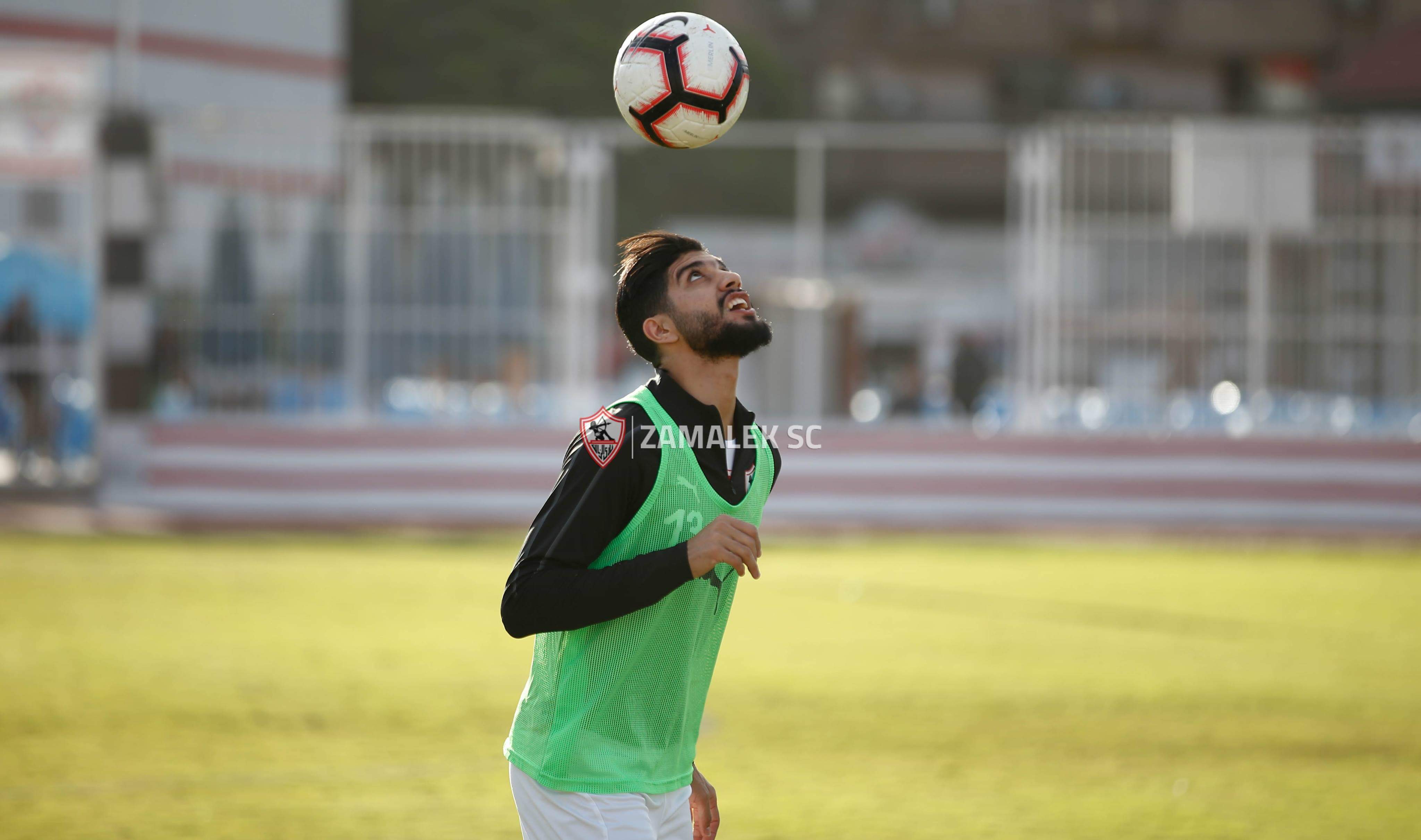 فرجانى ساسى يداعب الكرة