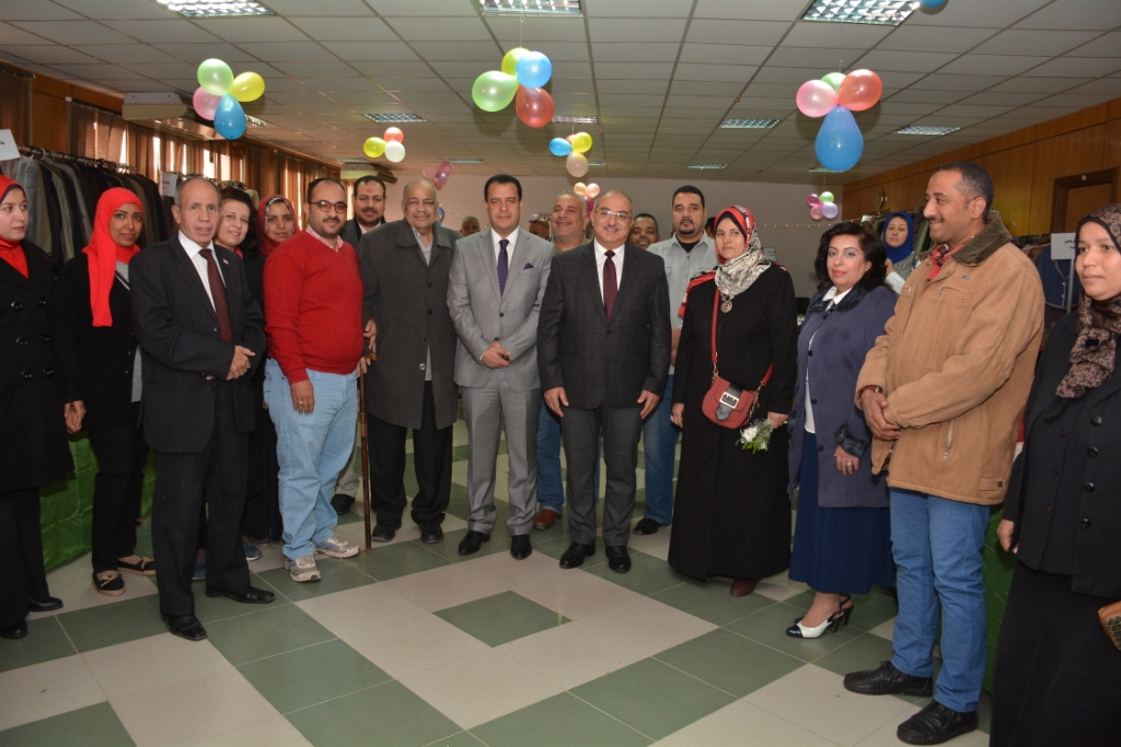 رئيس جامعة أسيوط ونائبه فى افتتاح المعرض الخيري السنوي الرابع  (9)