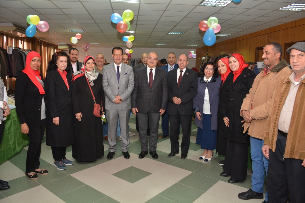 رئيس جامعة أسيوط ونائبه فى افتتاح المعرض الخيري السنوي الرابع  (10)