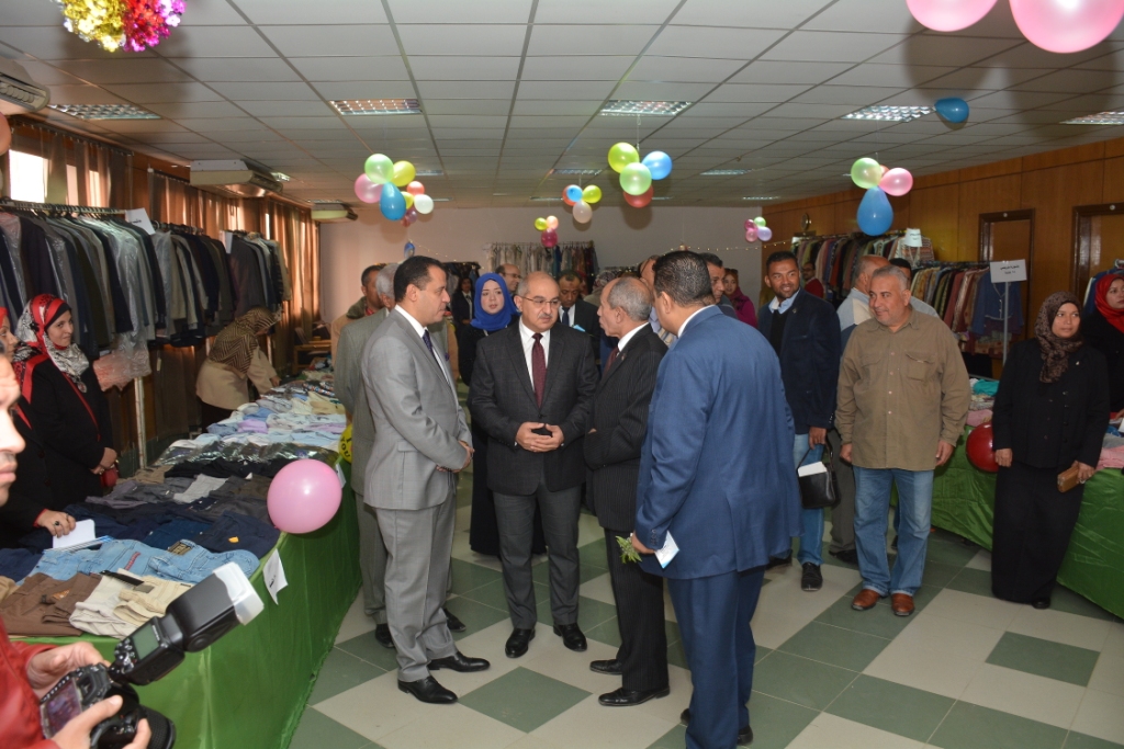 رئيس جامعة أسيوط ونائبه فى افتتاح المعرض الخيري السنوي الرابع  (8)