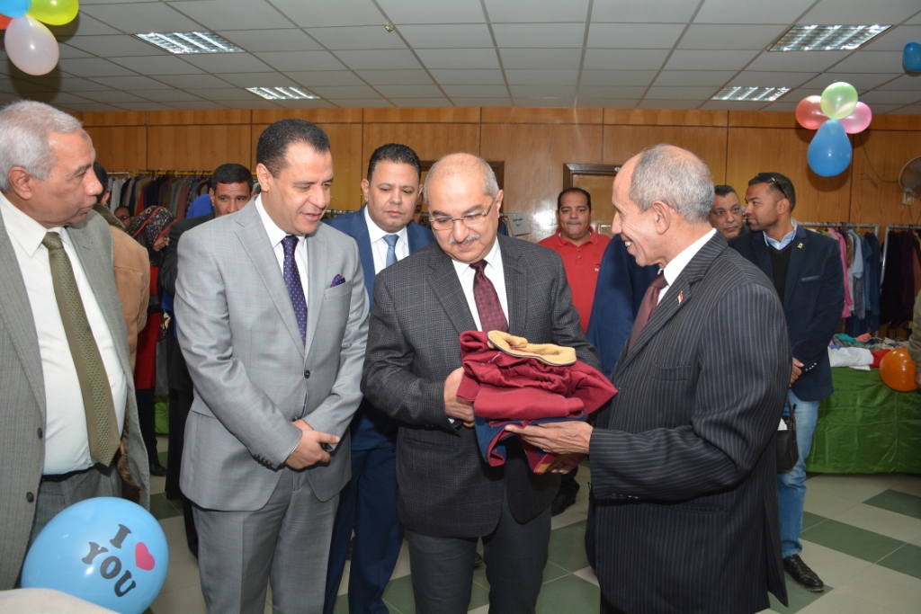 رئيس جامعة أسيوط ونائبه فى افتتاح المعرض الخيري السنوي الرابع  (7)
