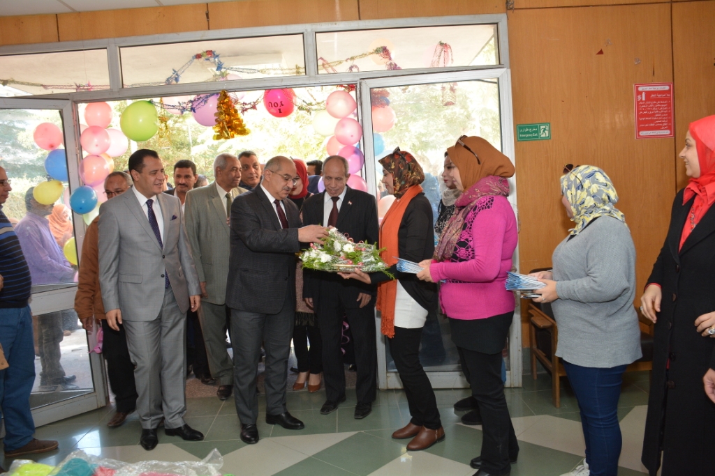 رئيس جامعة أسيوط ونائبه فى افتتاح المعرض الخيري السنوي الرابع  (2)