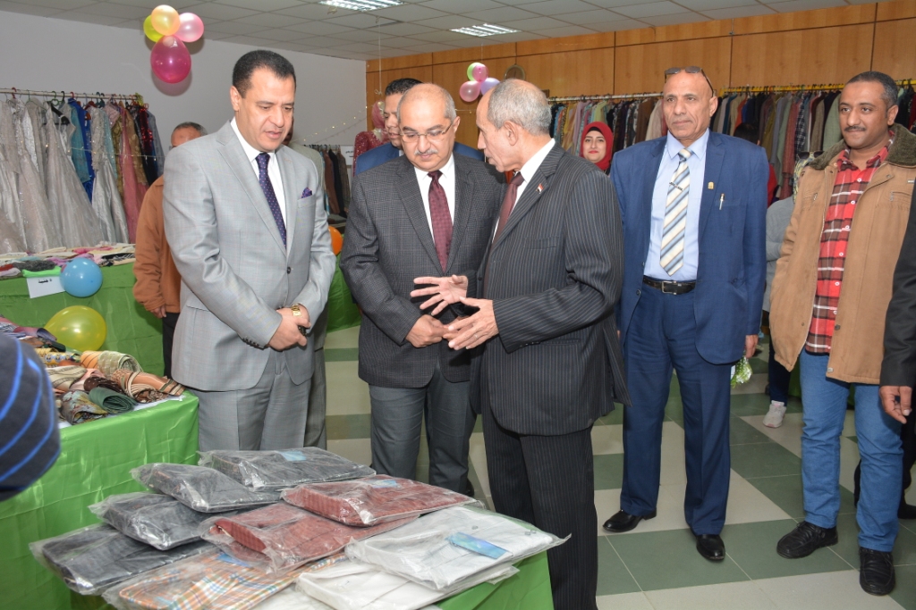 رئيس جامعة أسيوط ونائبه فى افتتاح المعرض الخيري السنوي الرابع  (6)