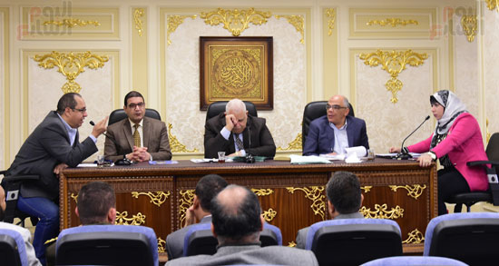 لجنة الاقتراحات والشكاوى (1)