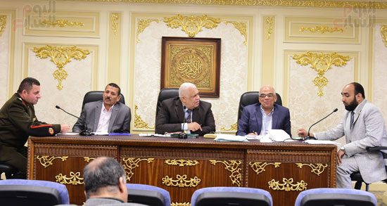 لجنة الاقتراحات والشكاوى (7)