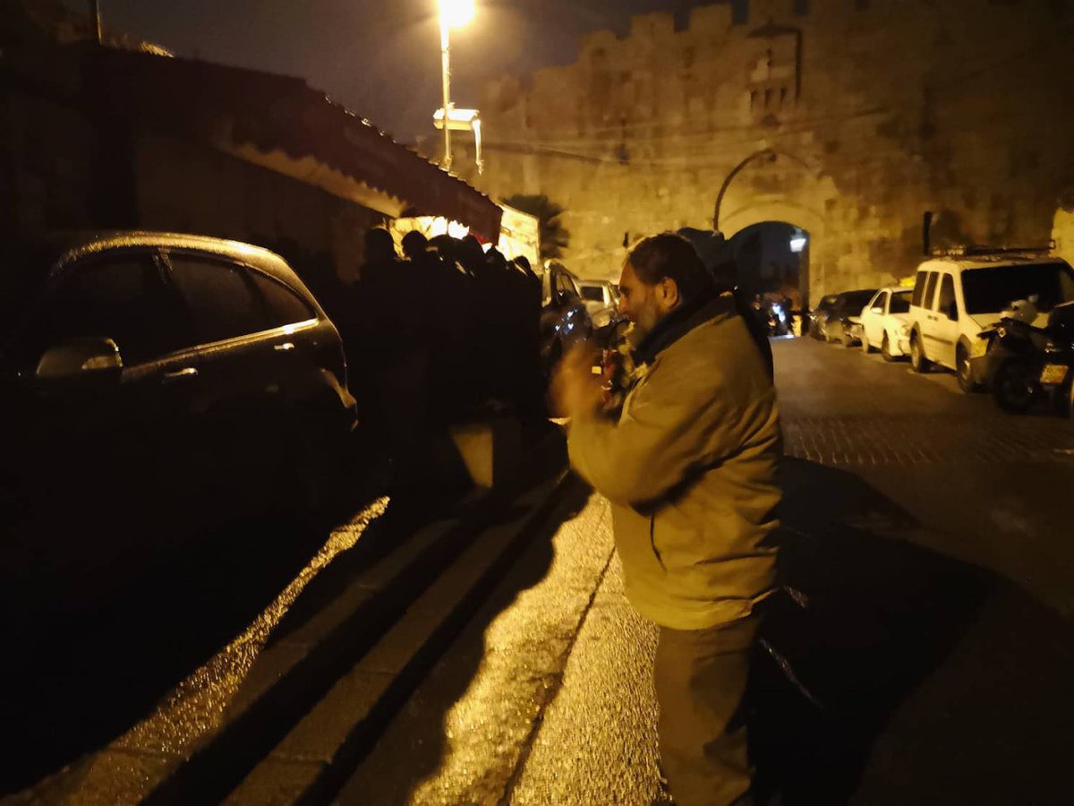 فلسطينيون يؤدون صلاة الفجر أمام الأقصى