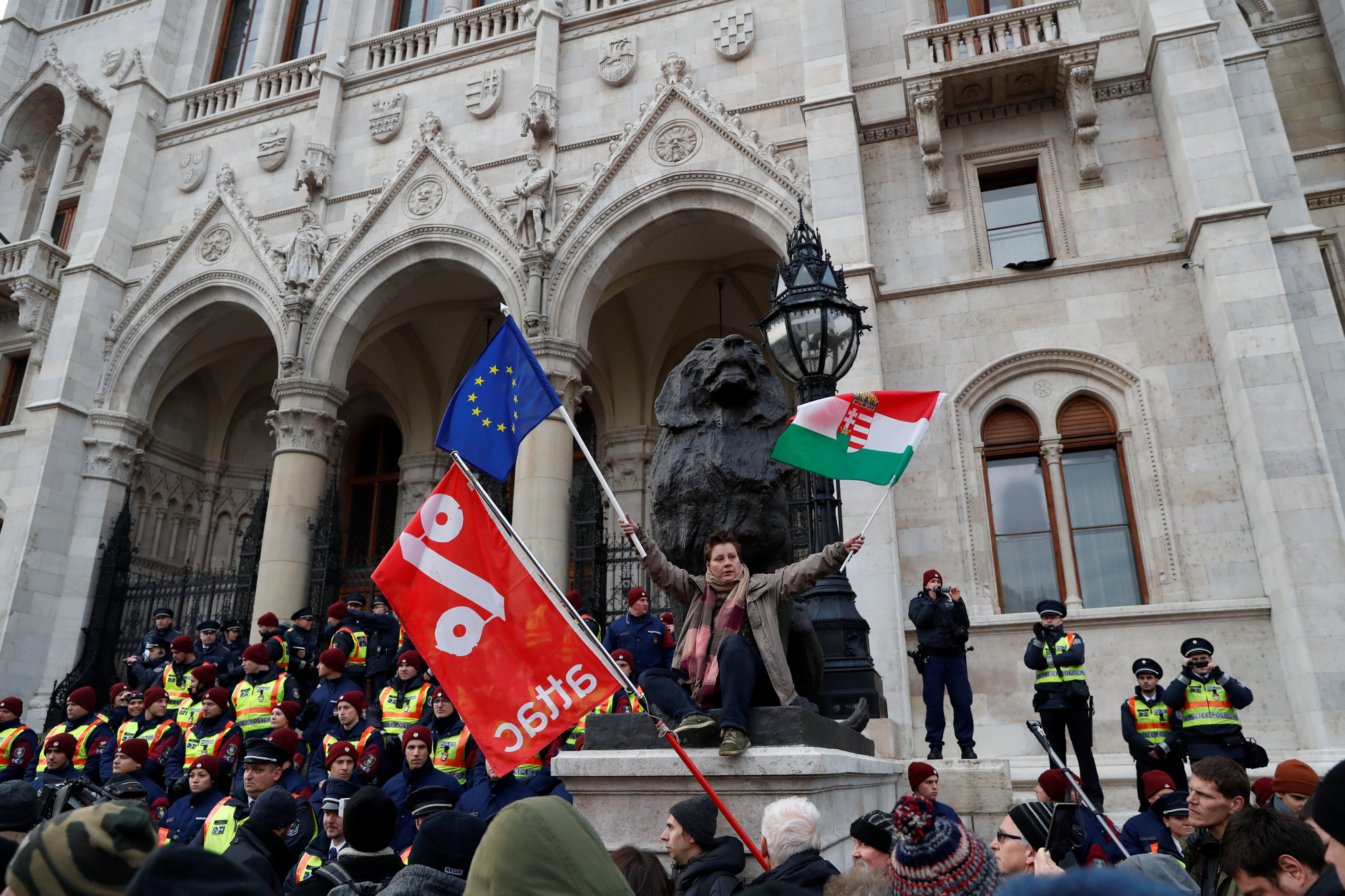 احتجاجات فى المجر ضد قانون العمل الجديد (1)