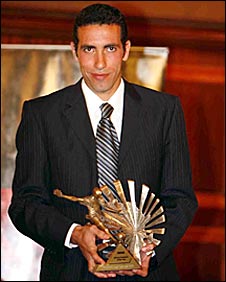 محمد أبوتريكة يحمل جائزة 2008