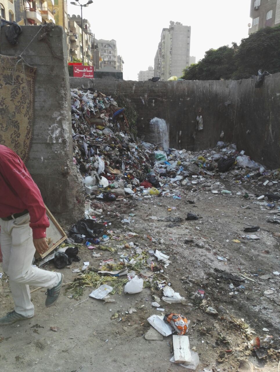تراكم القمامه خلف مسجد السيدة زينب  (4)