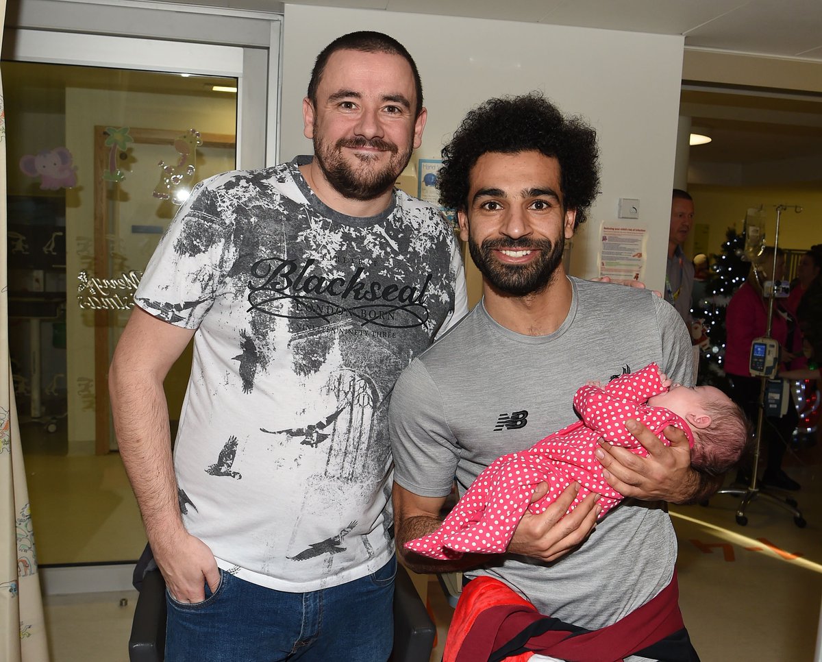 محمد صلاح يزور مستشفى الاطفال فى ليفربول مع نجوم الريدز (1)