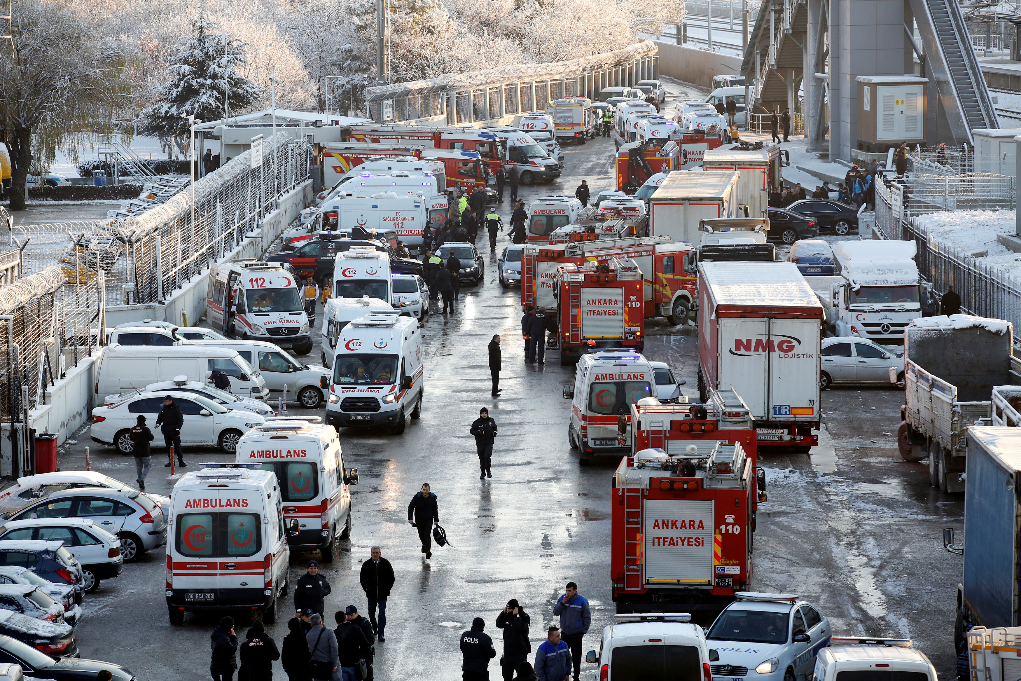 سيارات الإسعاف وشاحنات الإطفاء بالقرب من موقع حادث قطار فى أنقرة
