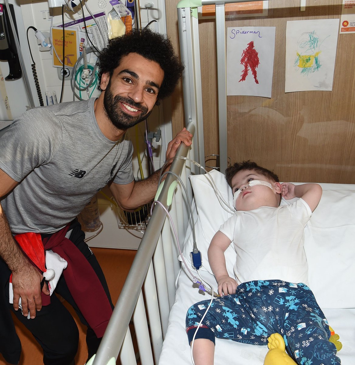 محمد صلاح يزور مستشفى الاطفال فى ليفربول مع نجوم الريدز (2)