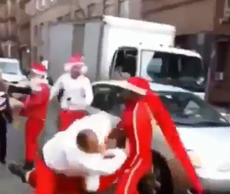 مشاجرة بين أشخاص يرتدون زى بابا نويل