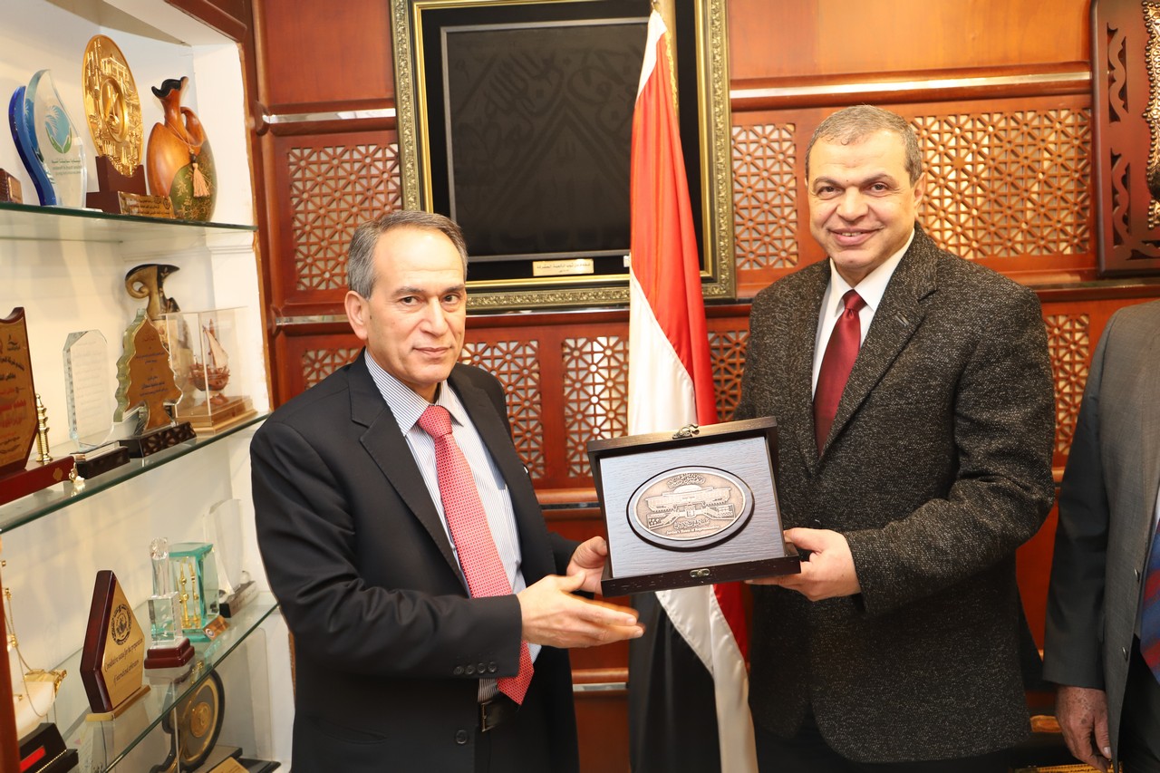 جانب من اجتماع وزير القوى العاملة بالوفد البرلمانى الأردنى (13)