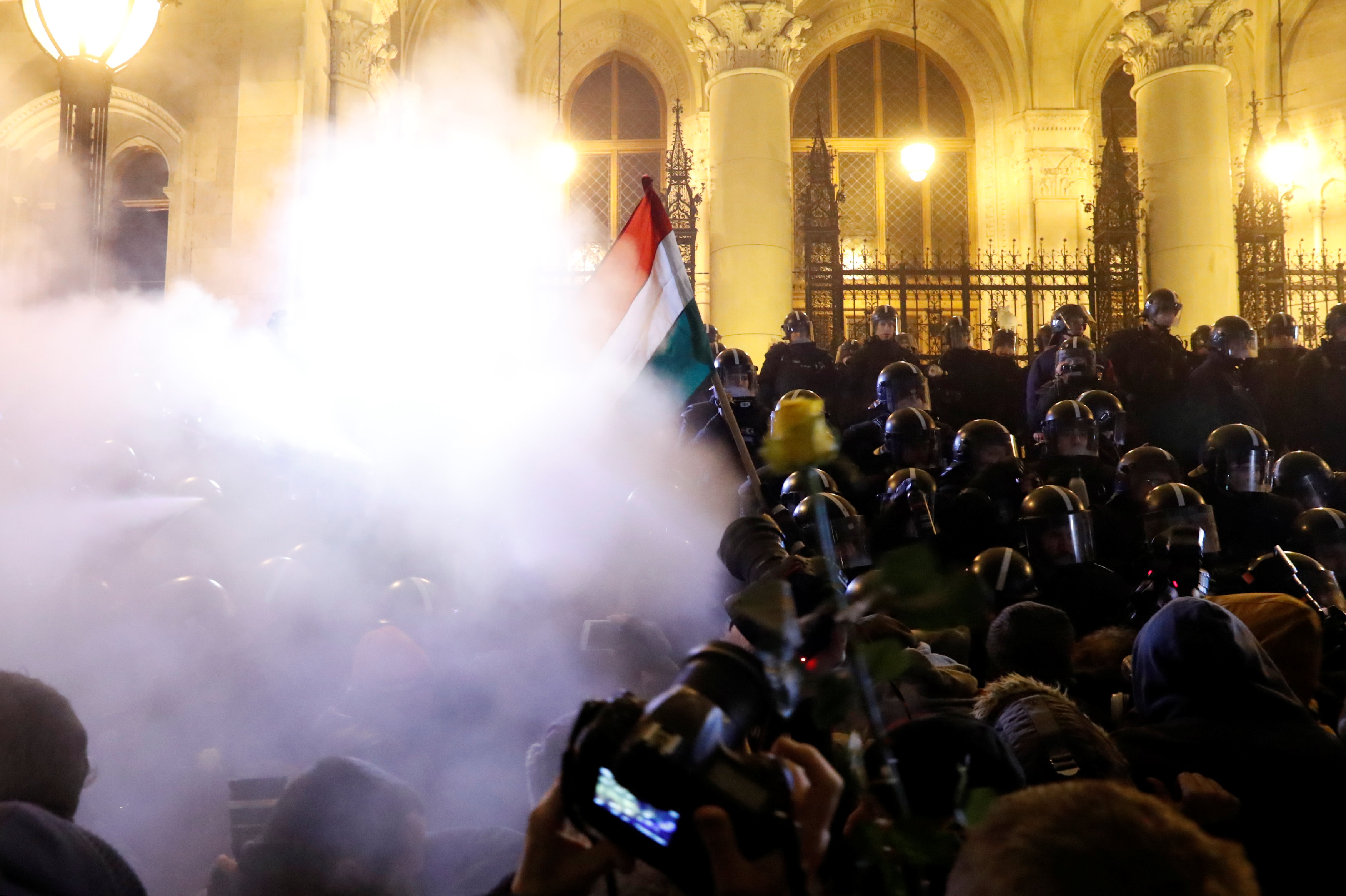 2018-12-13T202028Z_256083934_RC15D0705D60_RTRMADP_3_HUNGARY-PROTESTS