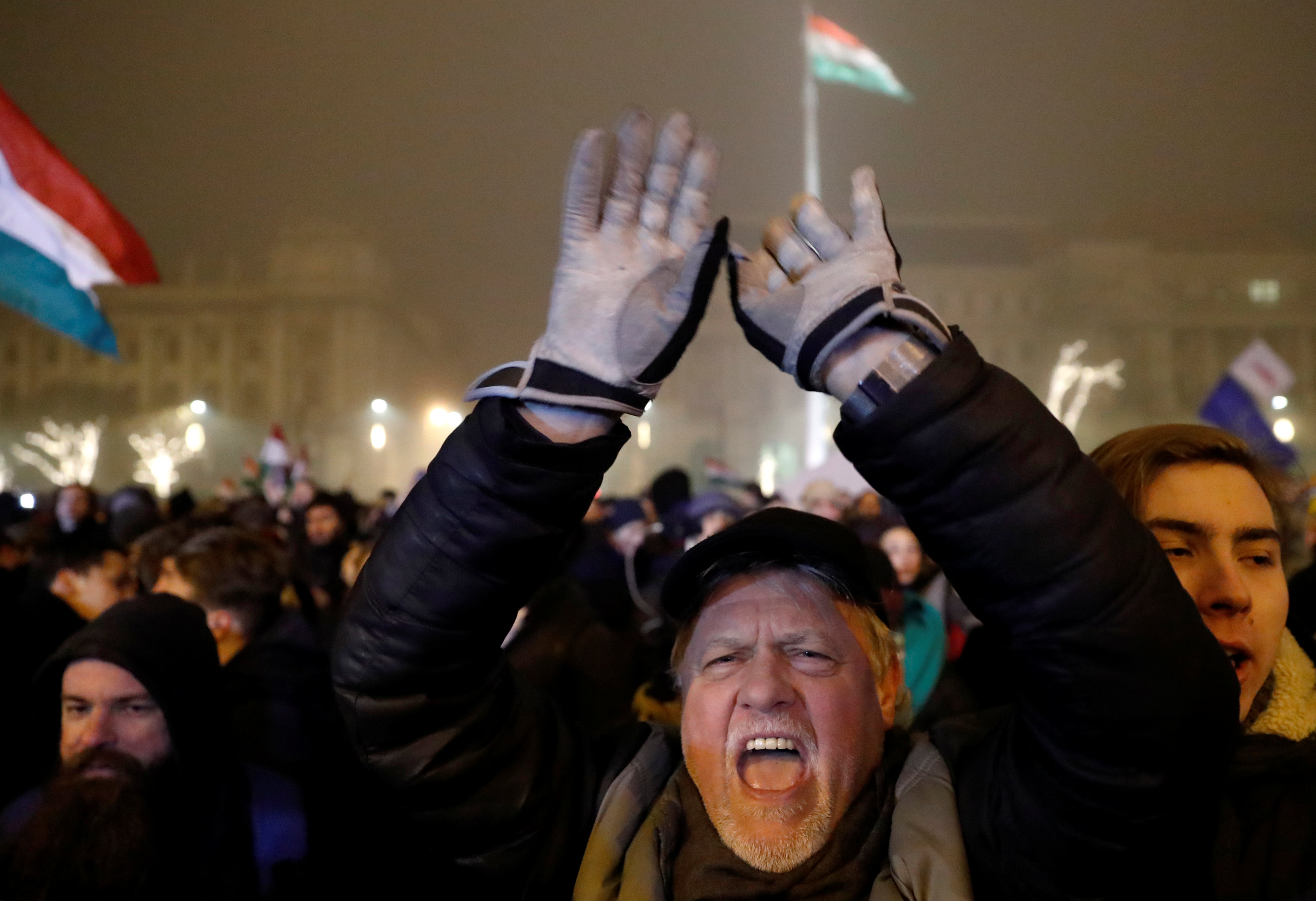 2018-12-13T195109Z_1405025140_RC1C8A37D080_RTRMADP_3_HUNGARY-PROTESTS