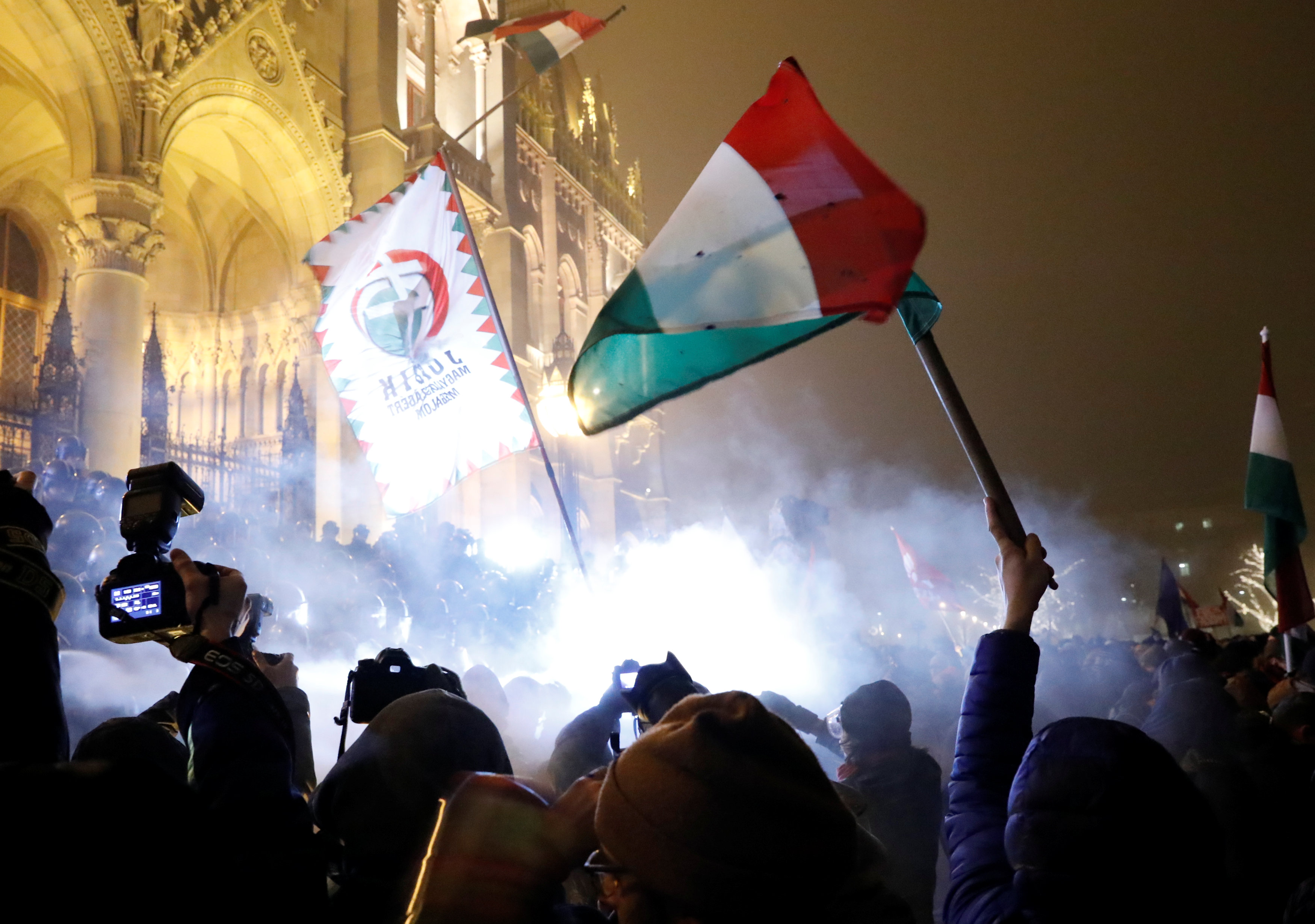 2018-12-13T203921Z_1049231531_RC13B8539D80_RTRMADP_3_HUNGARY-PROTESTS