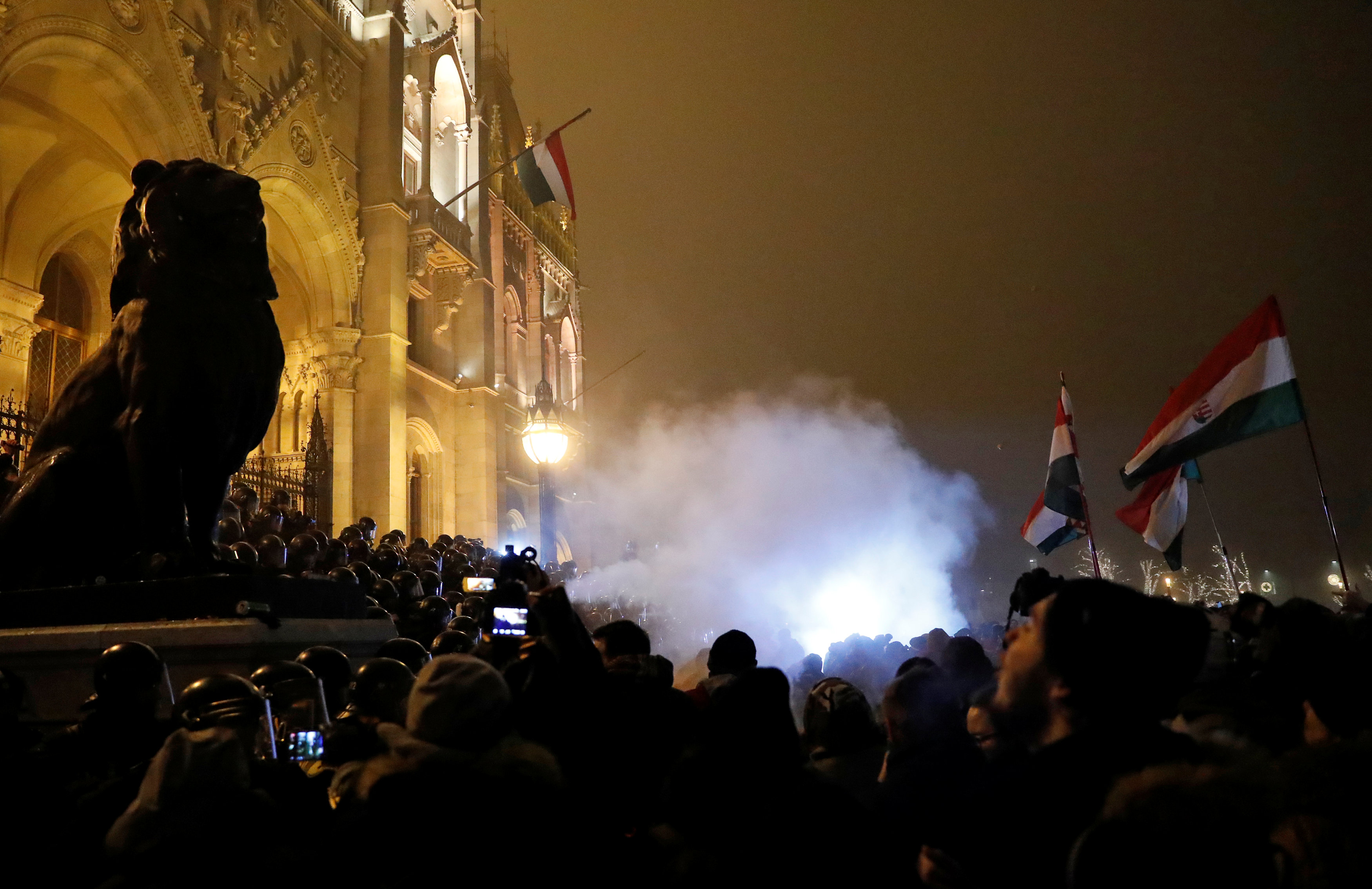 2018-12-13T223656Z_387638404_RC19E2D62A50_RTRMADP_3_HUNGARY-PROTESTS