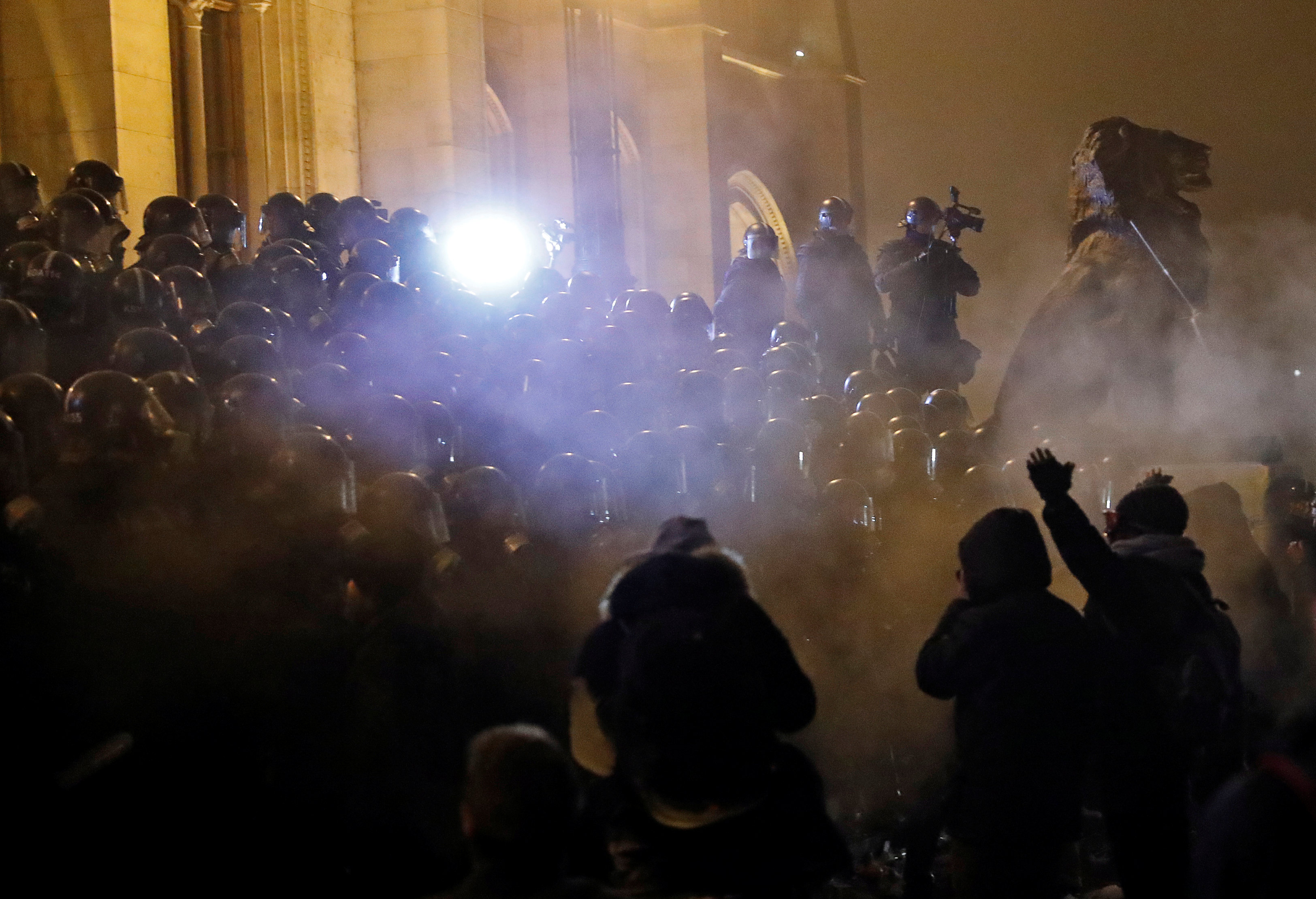 2018-12-13T222044Z_355239426_RC12F478A700_RTRMADP_3_HUNGARY-PROTESTS